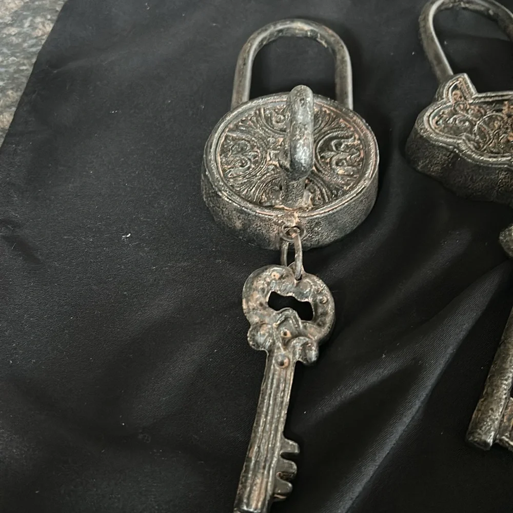 VINTAGE CAST IROBN PADLOCK WITH KEYS WALL DECOR/ HANGING ART SET OF 3